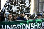 Ungdomshusets brugere vil ikke frivilligt afgive deres hus og har i dag besat en ø uden for København. Her foto fra en demonstration i København sidste år. 