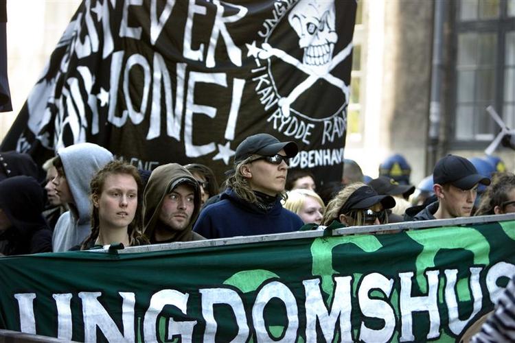 Ungdomshusets brugere vil ikke frivilligt afgive deres hus og har i dag besat en ø uden for København. Her foto fra en demonstration i København sidste år. 