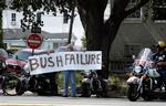 Præsident Bush blev mødt af vrede demonstranter, da han ankom til New Orleans. 