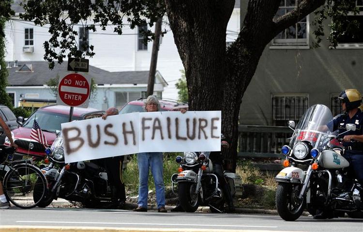 Præsident Bush blev mødt af vrede demonstranter, da han ankom til New Orleans. 