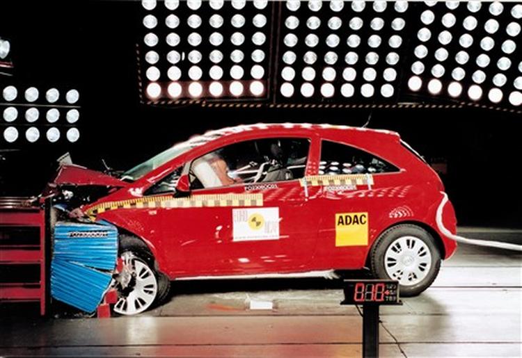 Opel Corsa i kollisionstesten, som den klarer til topkarakter. Det samme gør Ford S-Max, der netop er kommet på markedet herhjemme.   Foto: Euro NCAP 