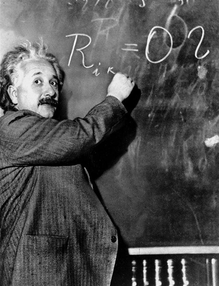 LIGNING MED UBEKENDT. - Albert Einstein på arbejde.  - Arkivfoto: AP 