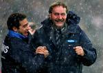 Peter Neururer jubler efter en sejr med Bochum. Senere blev han også fyret i Ruhr-klubben. 