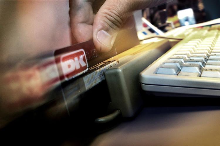 Svindlen med Dankort stiger. Til gengæld er phishing - forsøg på at lokke bankoplysninger ud af folk via mails - endnu ikke udbredt herhjemme. 
