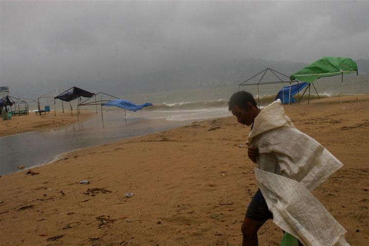 I feriebyen Acapulco i Mexico blæser det op til orkan. 