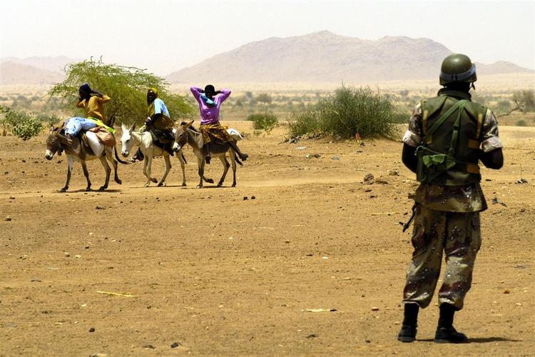 FN godkender fredsbevarende styrker i Darfur. 