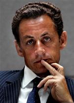 BESTSELLER. Alene i det seneste halvår er der udgivet 10 bøger om den franske indenrigsminister Nicolas Sarkozy. Nu har han selv bidraget med historien om sin barndom.- Foto: Kirsty Wiggleworth 