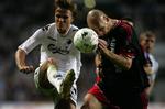 FCK's Jesper Grønkjær kæmper med Jaap Staam fra Ajax i de to klubbers første opgør om adgang til Champions League. 