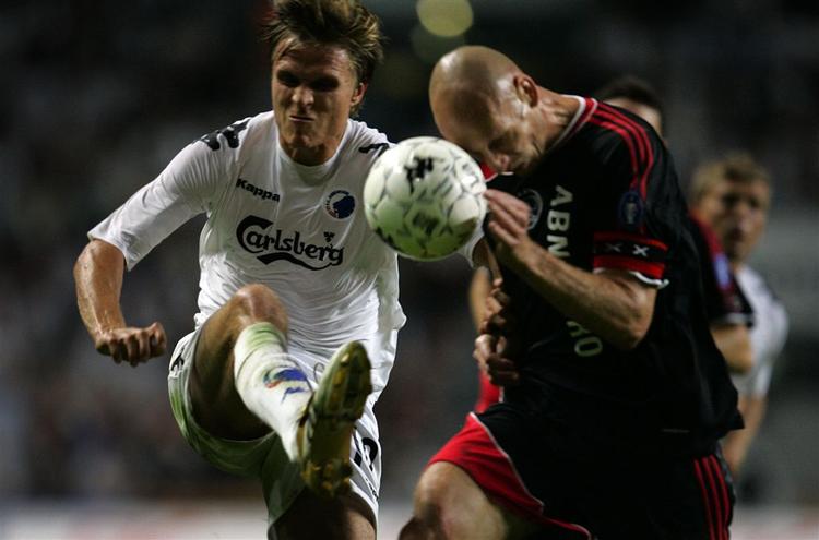 FCK's Jesper Grønkjær kæmper med Jaap Staam fra Ajax i de to klubbers første opgør om adgang til Champions League. 