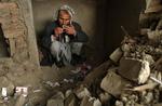 En afghansk opiumsmisbruger ryger en cigaret. Produktionen af opium er stærkt stigende. 