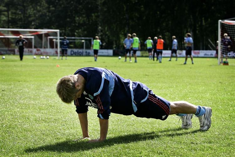 Martin Jørgensen træner for sig selv under dagens landsholdstræning efter Portugal-opgøret. 