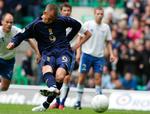 Den tidligere Wolverhampton Wanderers angriber, Kenny Miller, scorer på straffe for Skotland i kampen mod Færøerne. 