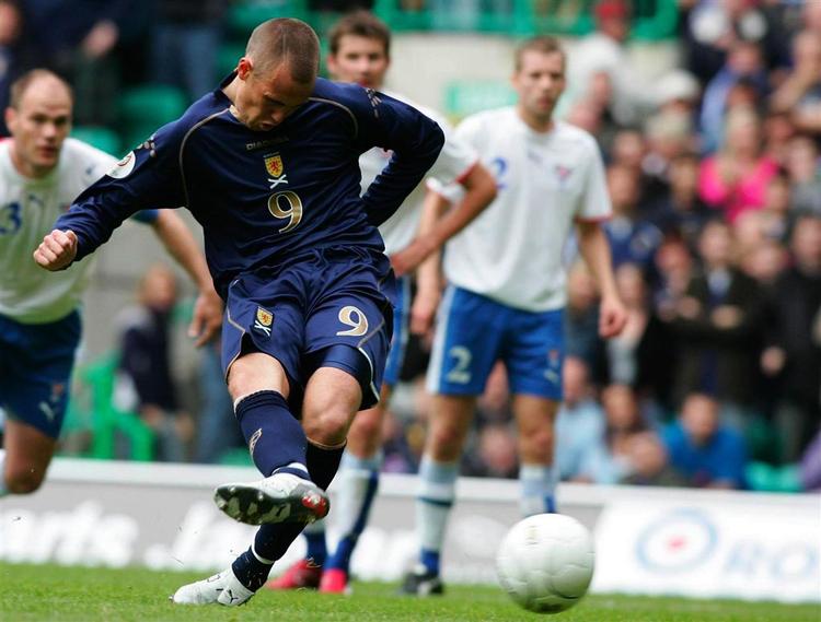 Den tidligere Wolverhampton Wanderers angriber, Kenny Miller, scorer på straffe for Skotland i kampen mod Færøerne. 