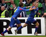 Gunnar Heldar Thorvaldsson scorer Islands første mål i 3-0-sejren over Nordirland. 