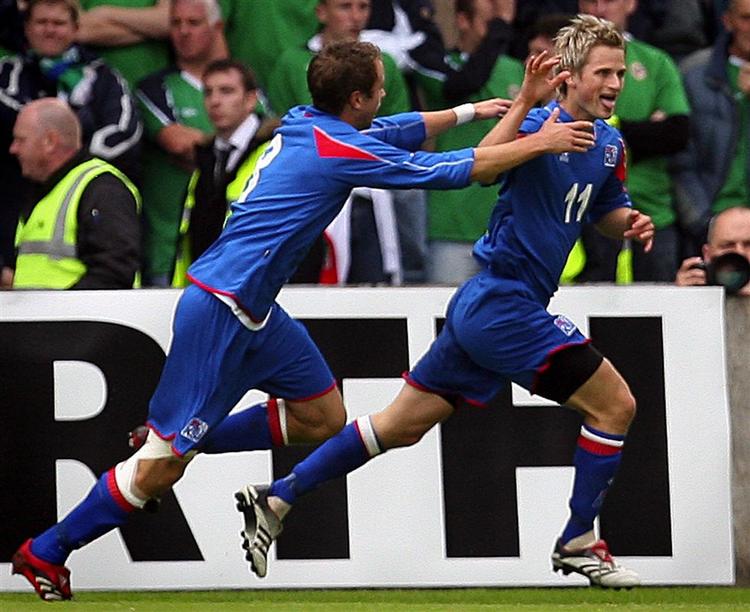 Gunnar Heldar Thorvaldsson scorer Islands første mål i 3-0-sejren over Nordirland. 
