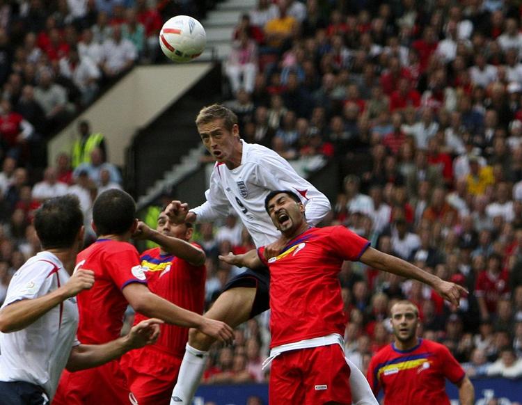 Peter Crouch scorer for England i kampen mod Andorra, som englænderne vandt 5-0. 