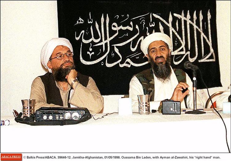 Al-Qaedas nummer to, Ayman al-Zawahiri, ses her sammen med terrorlederen Osama bin Laden. 