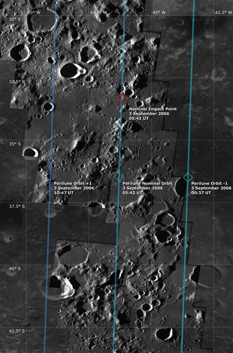 Billeder fra ’European Space Agency’ viser nedslagsstedet på månen for SMART-1 (rødt felt i midten). Månefartøjet har undersøgt månens overflade og afprøvet avanceret teknologi før andre ekspeditioner. 