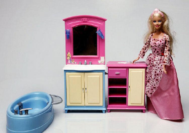 WC-løs. Barbie ser glad ud, men vent bare til hun skal på toilettet. 