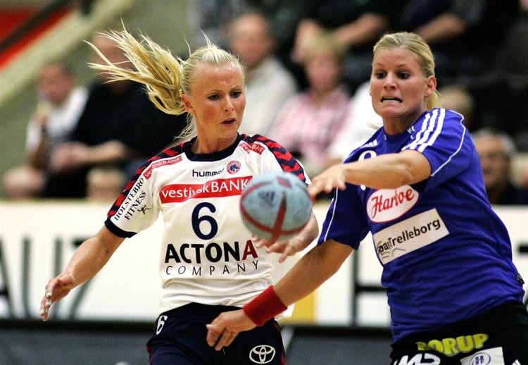 Slagelse fik en beskeden sejr over oprykkerne fra Tvis Holstebro. Her er Holstebros Mie Sejer Hansen og Slagelses Sofie Steffensen i nærkamp. 