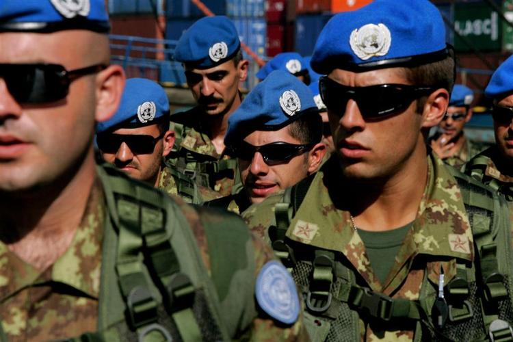 De italienske FN-tropper er kommet til Libanon. Men der er problemer med at få godkendt Tyskland som leder af flådestyrken. 