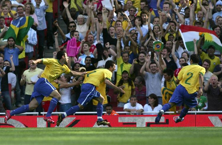 Elano (i midten) jagtes af en holdkammerat efter målet til 1-0. 