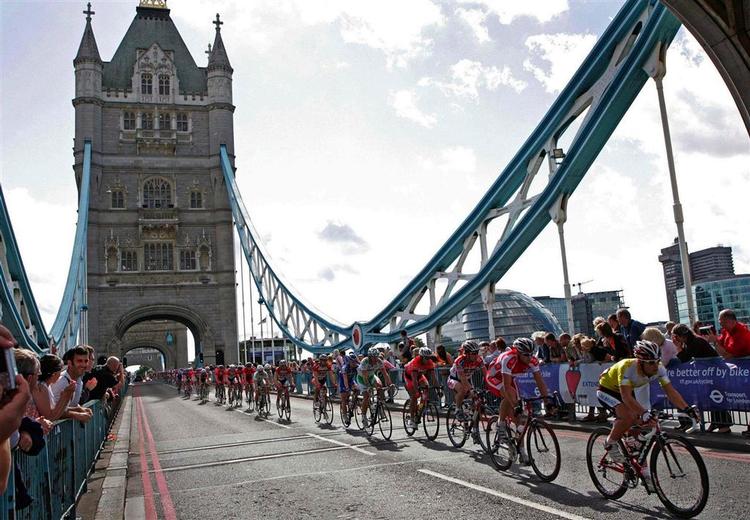 Feltet passerer Tower Bridge i London, inden Martin Pedersen blev udråbt til samlet vinder af Tour of Britain. 