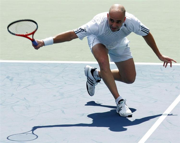 Den lille store tennis-fighter Andre Agassi spillede sin sidste kamp i dag, da han røg ud af tredje runde i US Open. 