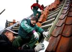 Op mod to millioner polakker skønnes at være rejst vestpå for at få arbejde inden for især byggeri, landbrug og servicefag. Det har medført mangel på arbejdskraft i Polen, og det hul forsøger ukrainske arbejdere at udfylde. På billedet lægger polske arbejdere tag på et hus uden for København. 