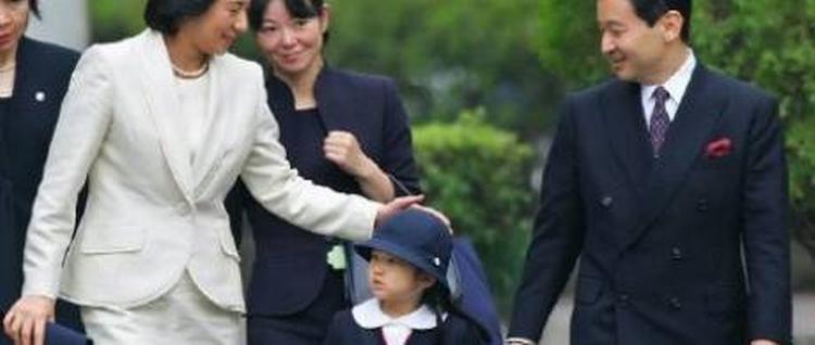 Det japanske kronsprinsepar har allerede et barn - men prinsesse Aiko kan ikke arve den kejserlige trone. Nu håber mange japanere, at hun får en fætter, der med tiden kan blive kejser. 