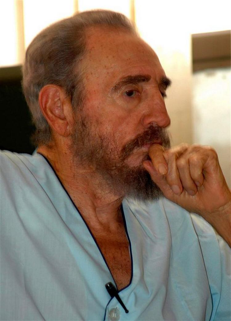 »Jeg er i bedring, og det går fremad i et tilfredsstillende tempo«, skriver Fidel Castro. 