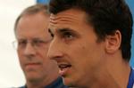 Zlatan Ibrahimovic kan blive genforenet med sine landsholdskammerater. I hvert fald har den svenske Interspiller undskyldt over for landstræner Lars Lagerbäck (i baggrunden). 