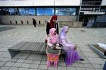 Når først danskerne overvinder fordommene og flytter ind, bliver de fleste godt tilfredse med beboersammensætningen, viser ny undersøgelse. Her tre piger i Vollsmose i Odense. 