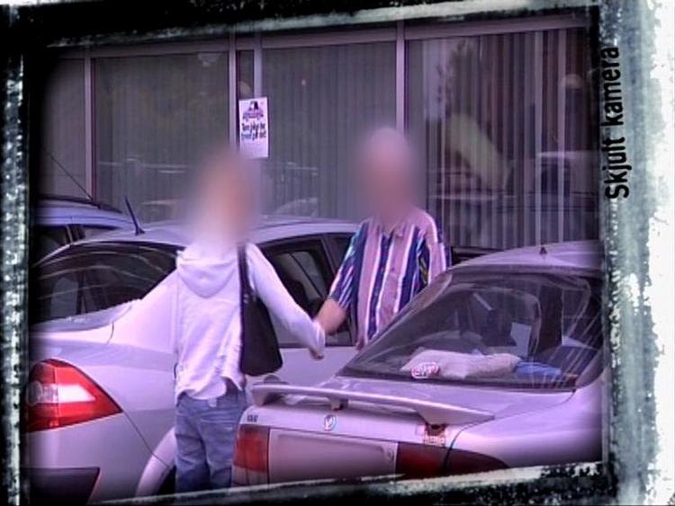 Chat-konsulenten afslørede, at han selv udnytter helt unge piger i TV2 i aftes. 