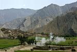 Koalitionsstyrker affyrer granater mod Taleban-stillinger i Nangalam i det østlige Afghanistan. 