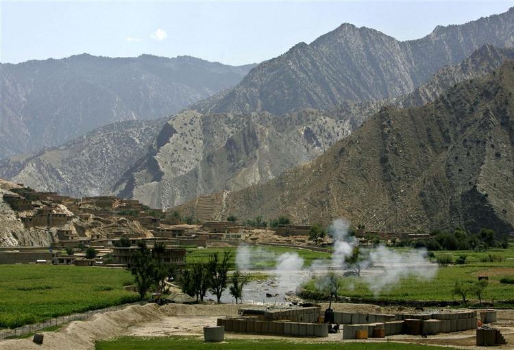 Koalitionsstyrker affyrer granater mod Taleban-stillinger i Nangalam i det østlige Afghanistan. 
