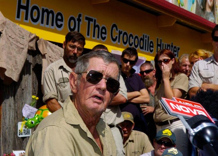 Den afdøde krokodillejæger Steve Irwins far, Bob Irwin, talte i dag til pressen. 