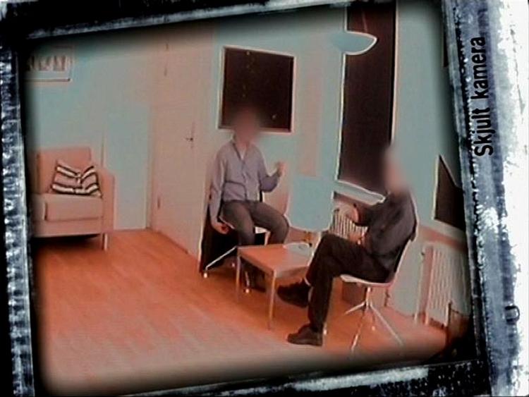 Folkene bag ungdomssitet Arto anmelder nu den anholdte chatekspert for afpersning. 