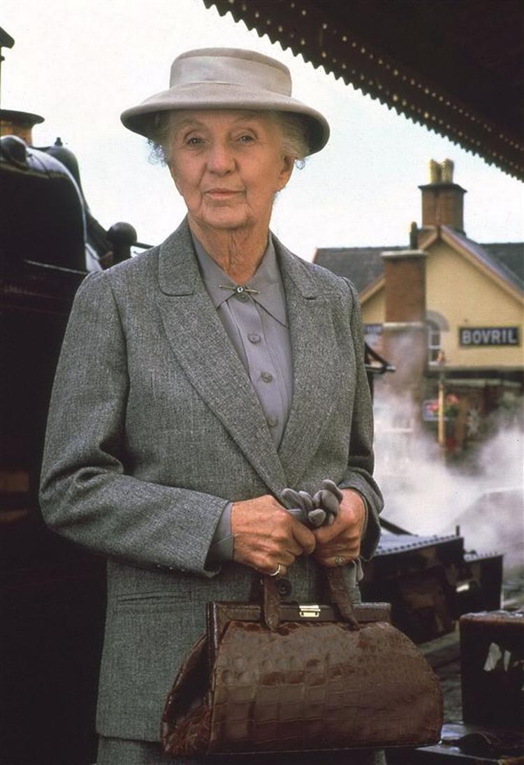 Man får ikke et slag med håndtasken, men derimod en nøje dissekeret handlingsforløb, når Miss Marple er i felten. 