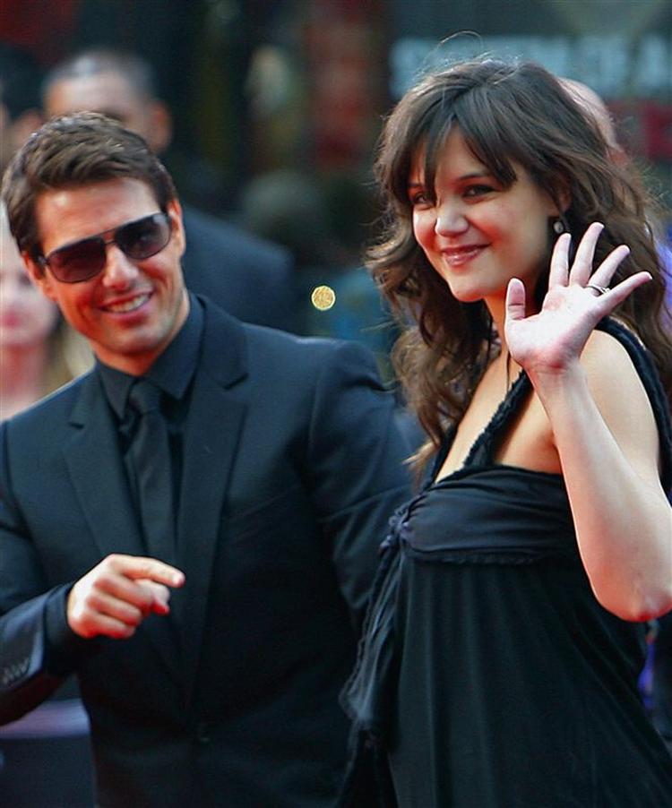 Katie Holmes og Tom Cruise har langt om længe offentliggjort de første billeder af deres datter. 