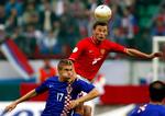 Alexei Berezutskij holder Ivan Klasnic nede. 