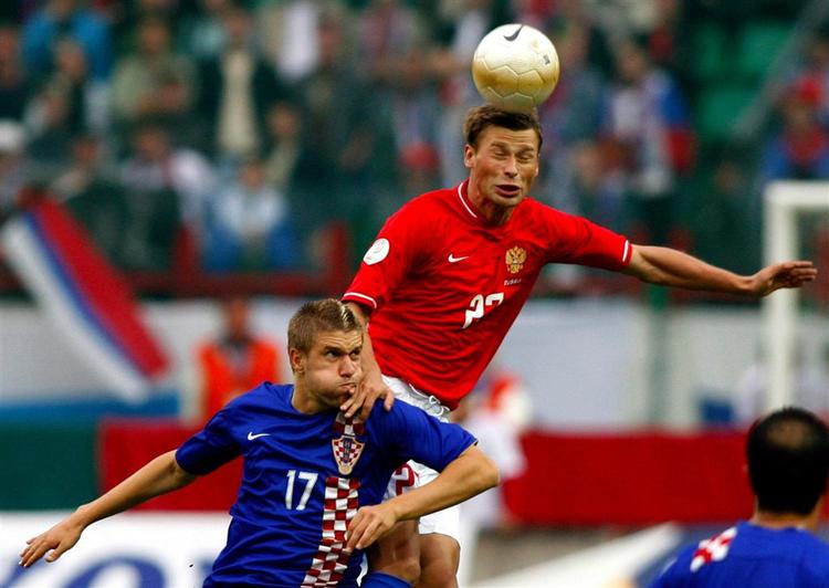 Alexei Berezutskij holder Ivan Klasnic nede. 