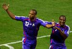 Thierry Henry og  Florent Malouda jubler på Stade de France. 
