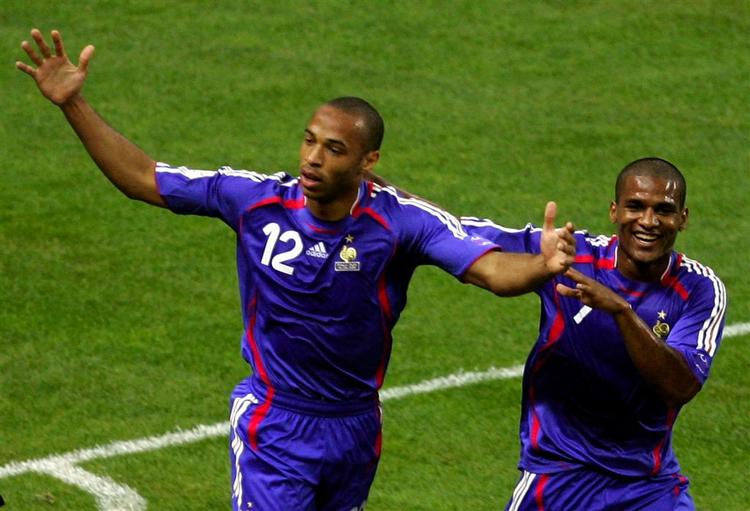 Thierry Henry og  Florent Malouda jubler på Stade de France. 