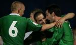 Holdkammeraterne omfavner dagens mand i skysovs, David Healy. 