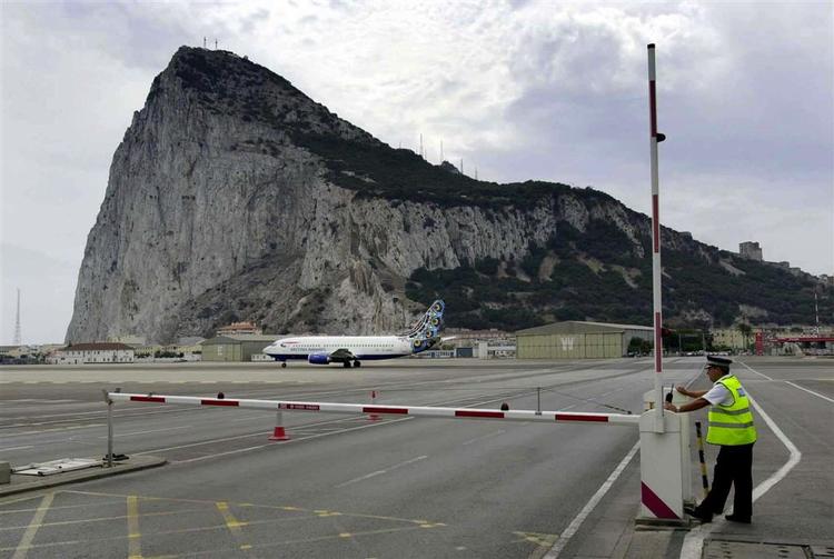 Den internationale sportsdomstol, CAS, har beordret UEFA til at lukke Gibraltar inden for. 