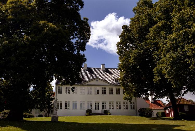 Marienborg er statsministerens tjenestebolig - men når han bruger den til Venstre-middage, skal Statsministeriet have penge for det. 