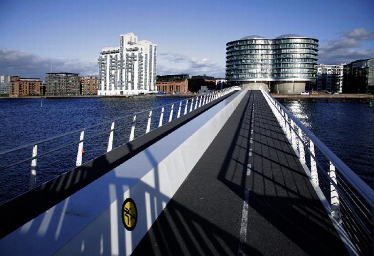 Fremover kan københavnerklubbere drikke drinks på Ideal Bar og i Silo52 med få minutters mellemrum, når Vesterbro og Islands Brygge ved hjælp af en ny bro rykker endnu tættere på hinanden. 