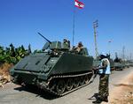 En ghanesisk FN-soldat overvåger en FN-konvoj i Libanon. Nu er flere af tropperne ved at være på plads. 
