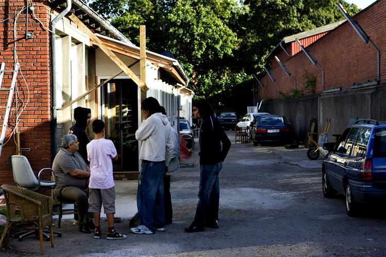 En undskyldning og erstatning, lyder kravet fra syv af de familier, der natten til tirsdag blev banket op af politiet. 